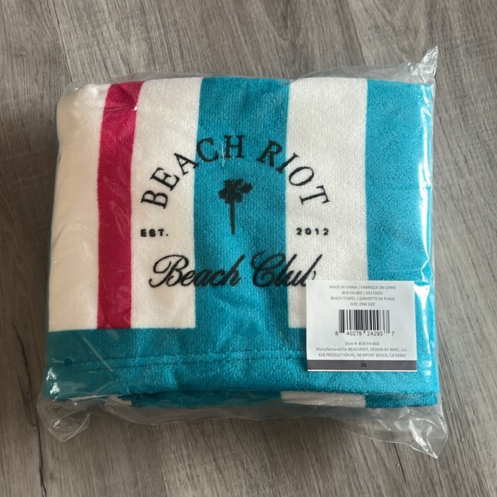 ⭐️ Beach Riot Beach Club Towel - Picture 2 of 5